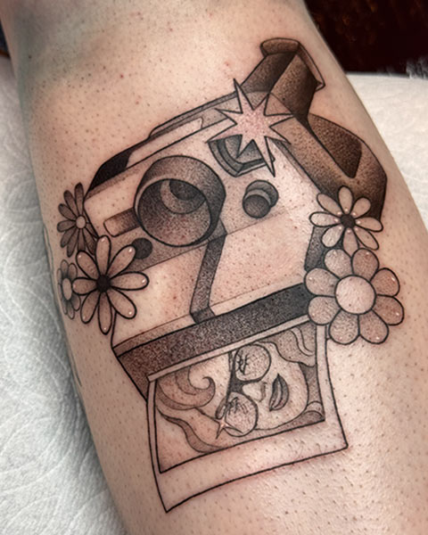 tattoo-lounge-helsinki-studio-elisa-fine-line-camera-polaroid-tatuointi Elisa Latva-Kiskola - File Line | Neotraditional Tattoos