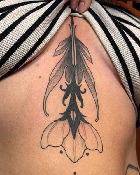 tattoo-lounge-helsinki-studio-elisa-fine-line-sternum-floral-ornamental-tatuointi Elisa Latva-Kiskola - File Line | Neotraditional Tattoos